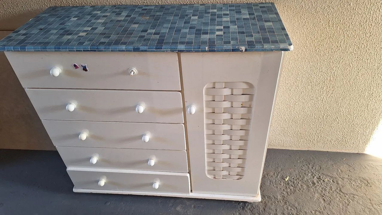 Cômoda com 5 gavetas e uma porta  - Foto 4