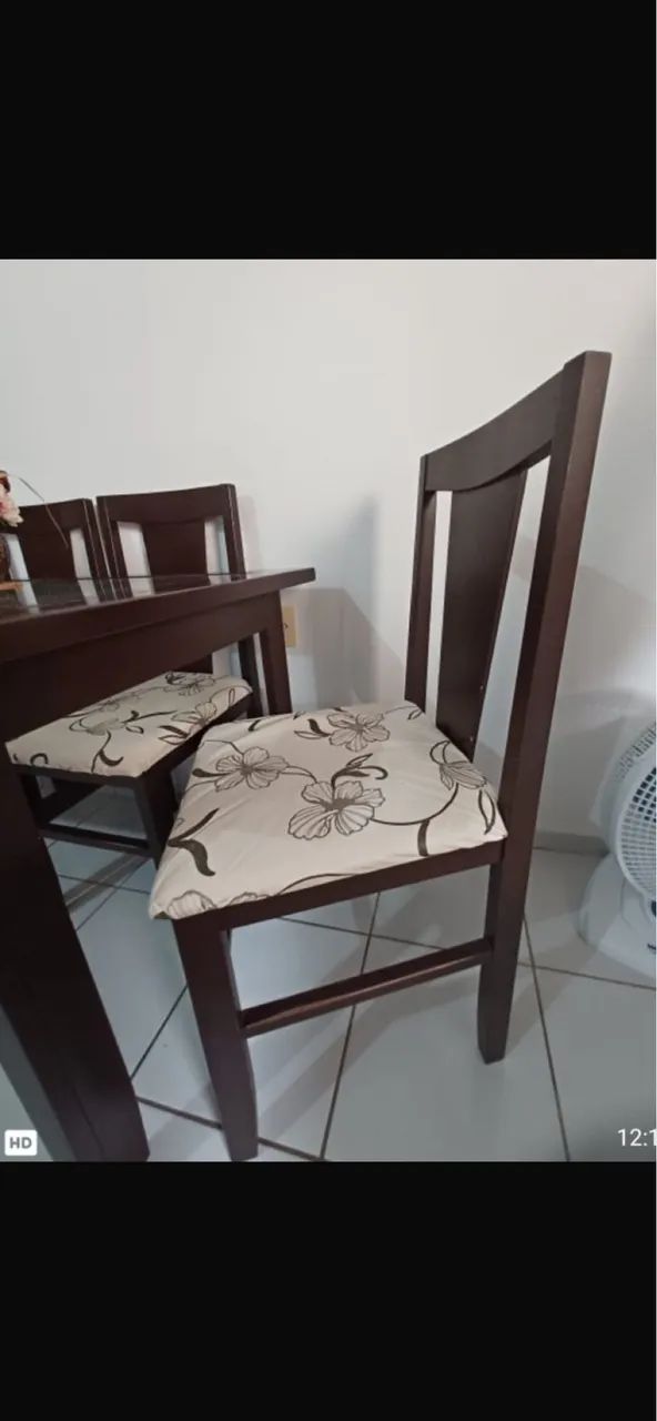 Mesa de madeira com cadeiras