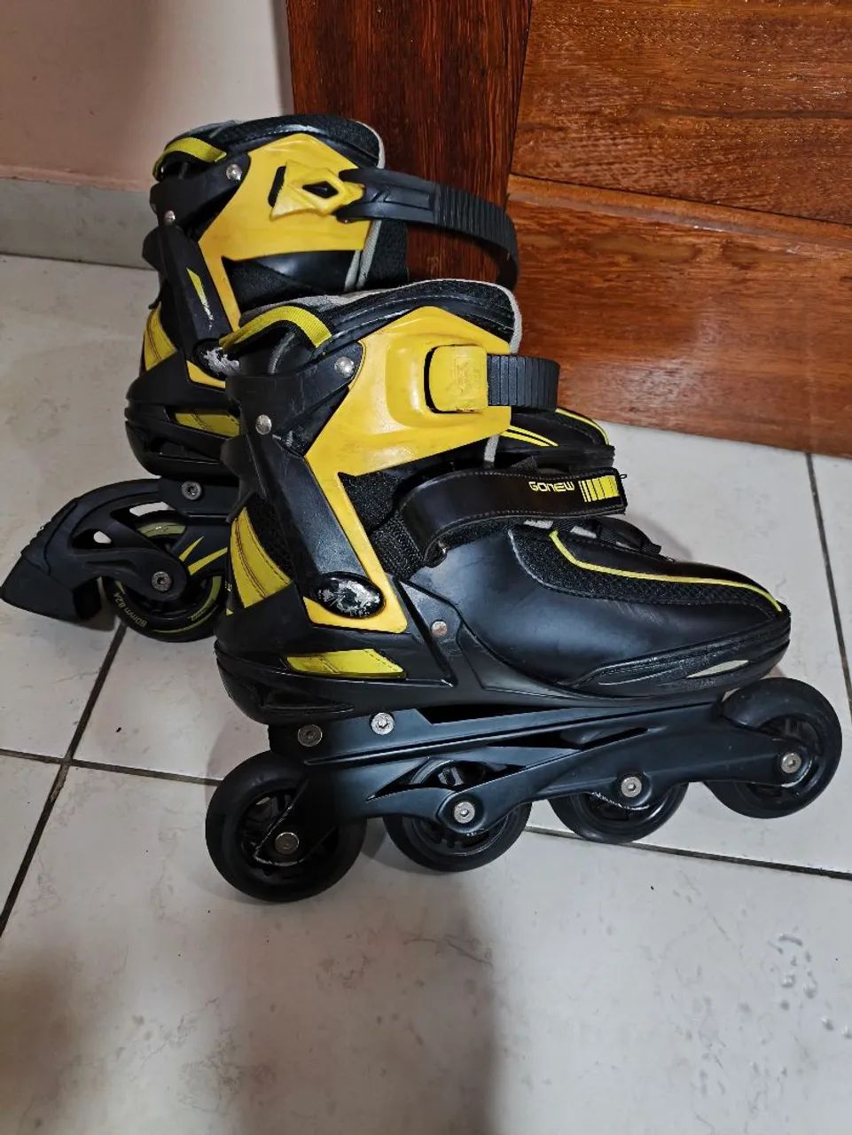 Patins , está sem o cadarço 