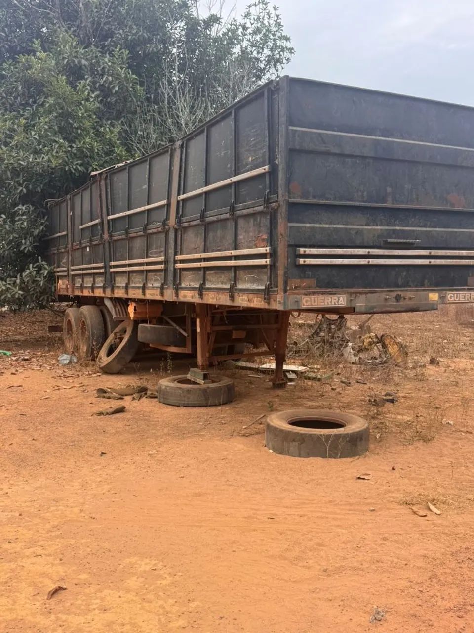 Carreta guerra três eixo