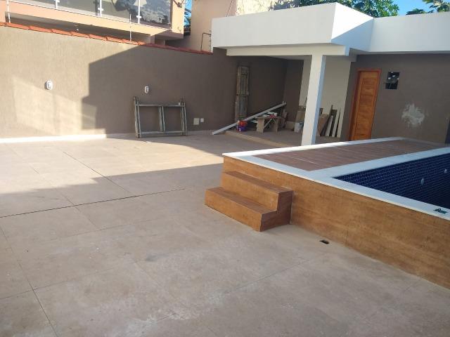 Linda casa com piscina e duas vagas de garagem - Foto 20