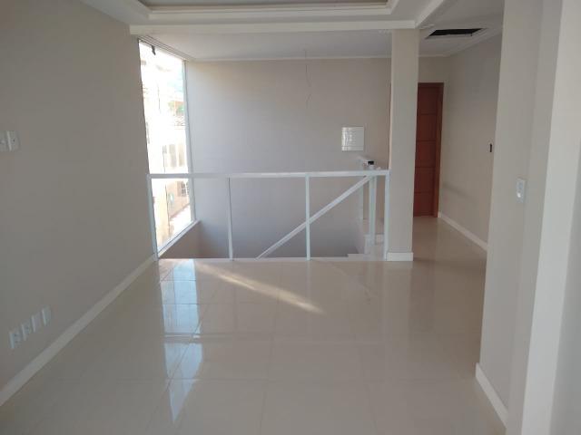 Linda casa com piscina e duas vagas de garagem - Foto 3