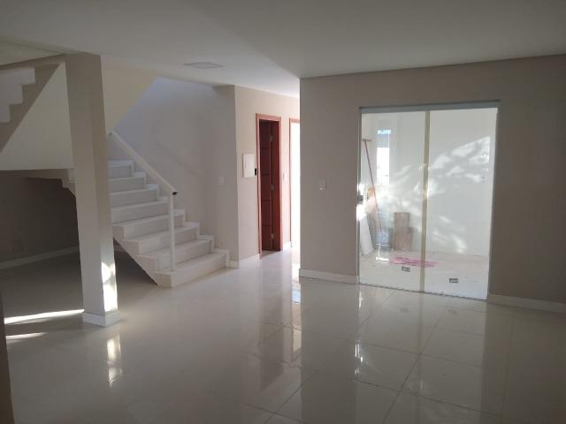 Linda casa com piscina e duas vagas de garagem