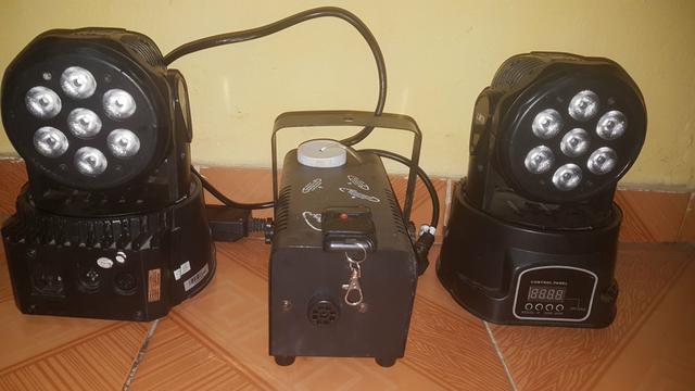 Máquina de fumaça e iluminação
