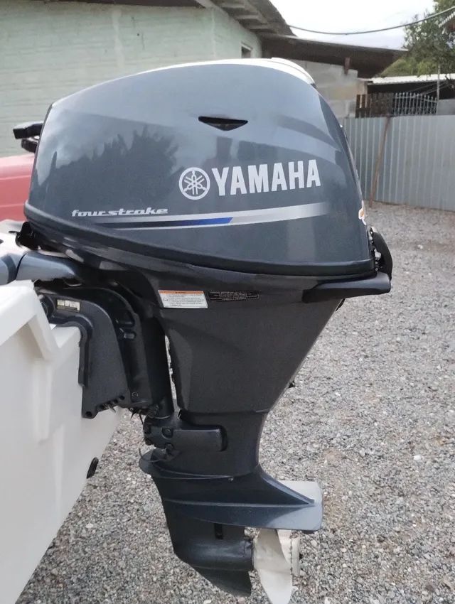 Lancha Floripa 500 com motor Yamaha 20 Hp 4 tempo 