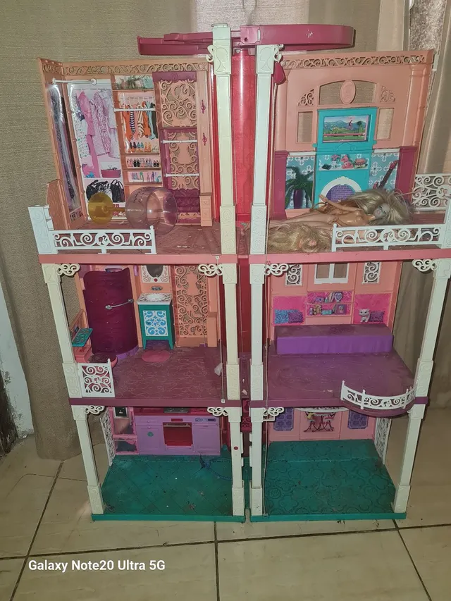 Casa da Barbie de 3 andares com guarda-sol pop-up, multicolorida
