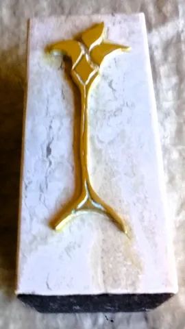 Exuberante Vaso em mármore com Aplique em Bronze dourado no feitio de Flor *Peça assinada - Foto 5