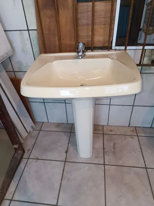 Pia de banheiro em ótimo estado