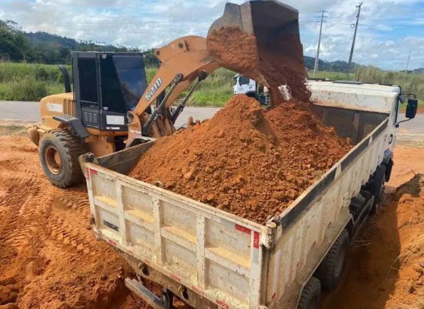Aterro saibro puro caminhão de 14 metro