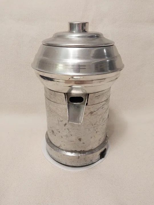 Espremedor de Frutas Elétrico Industrial Bivolt Usado.