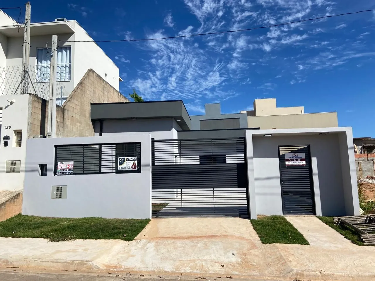 Casa Linda Recém construída, 3 dormitórios sendo uma suíte, Sala alta e cozinha integrada