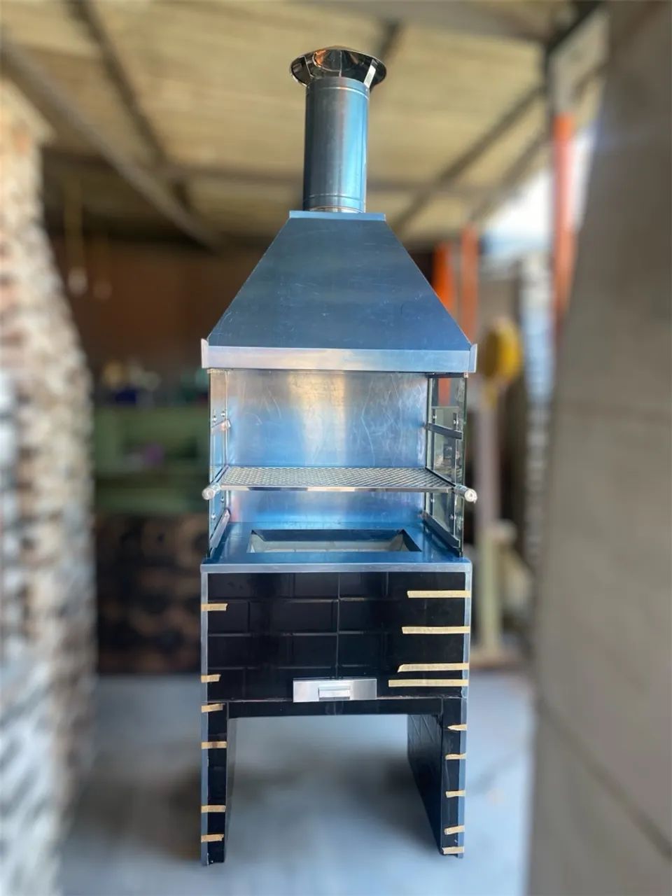 Churrasqueira pré-moldada com vidro temperado e coifa inox  - Foto 3