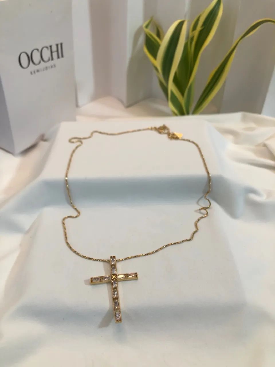 Colar feminino com cruz de brilhante