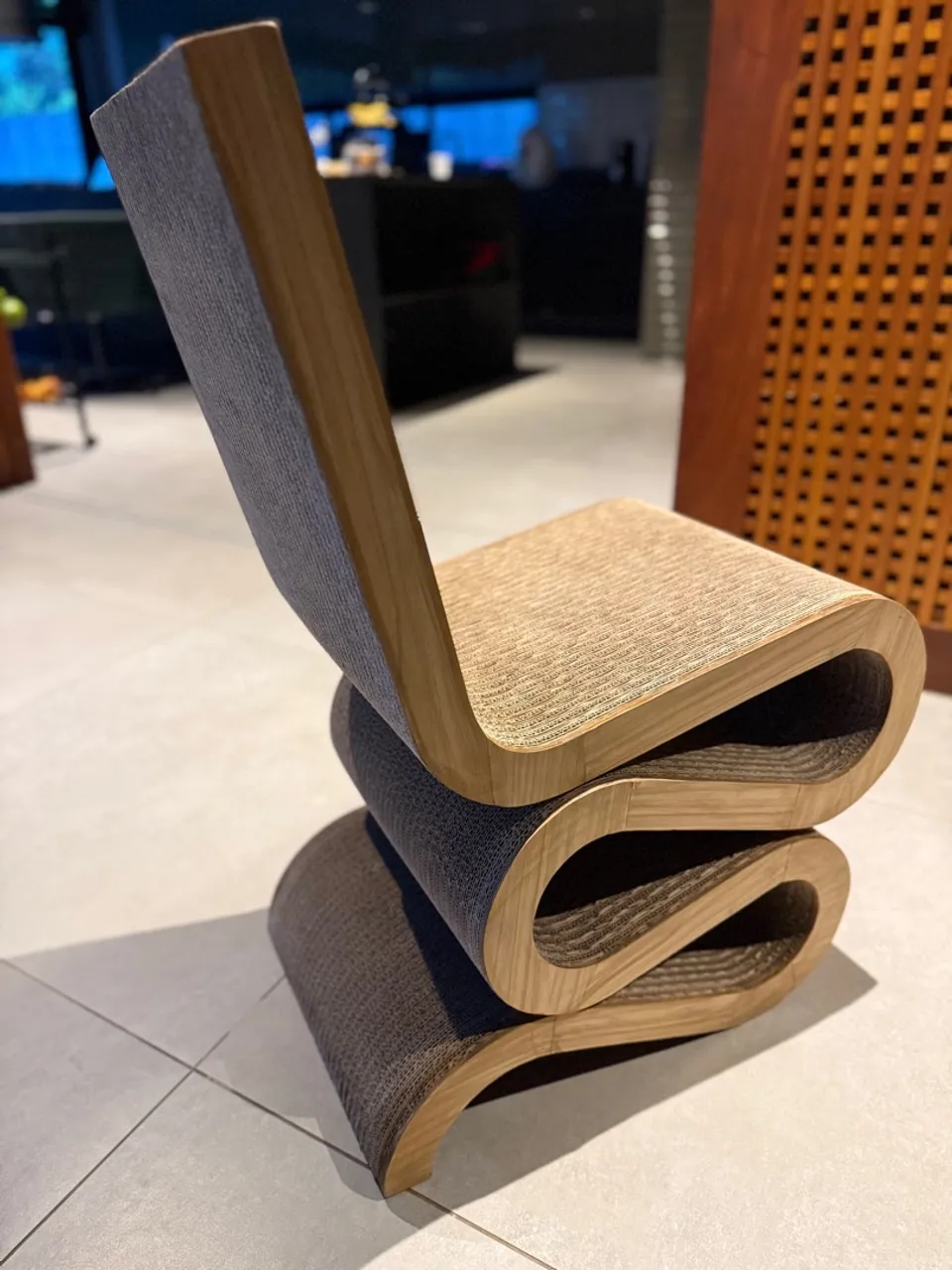 Cadeira Escultórica de Design Moderno