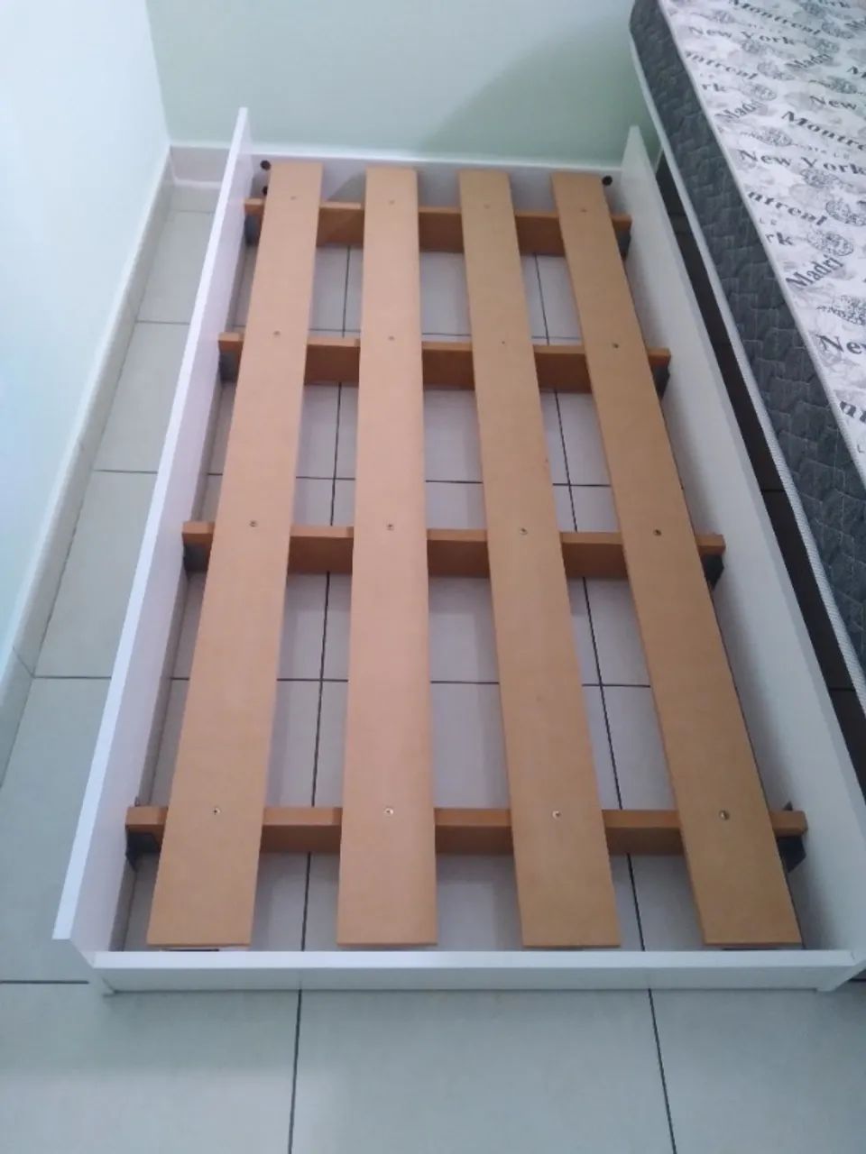 Cama auxiliar branca de MDF com colchão. - Foto 2