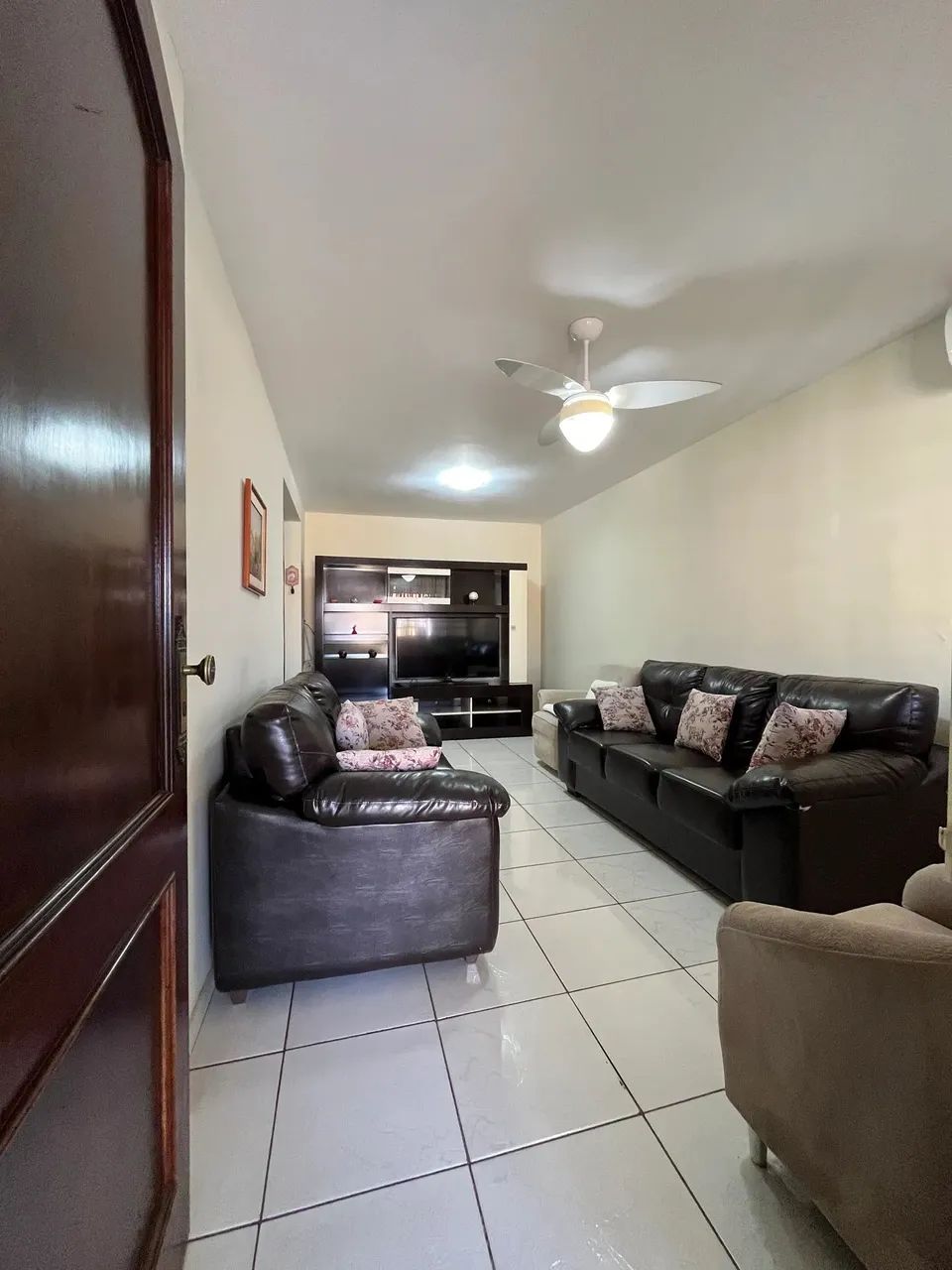 Casa para venda possui 230 metros quadrados com 6 quartos em Antares - Londrina - Paraná - Foto 3