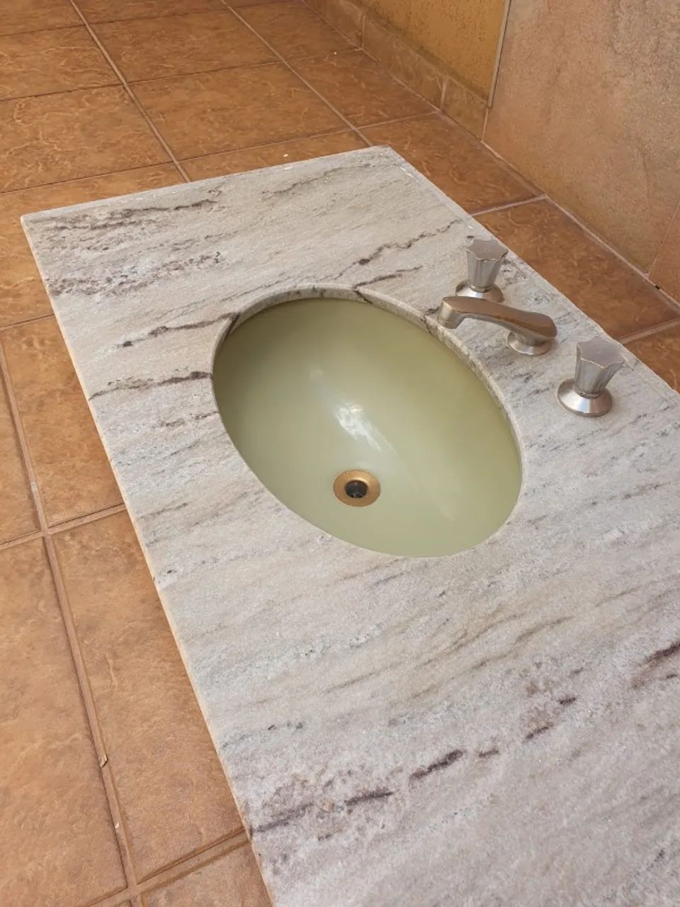 Pia de mármore com torneiras Celite - Foto 2