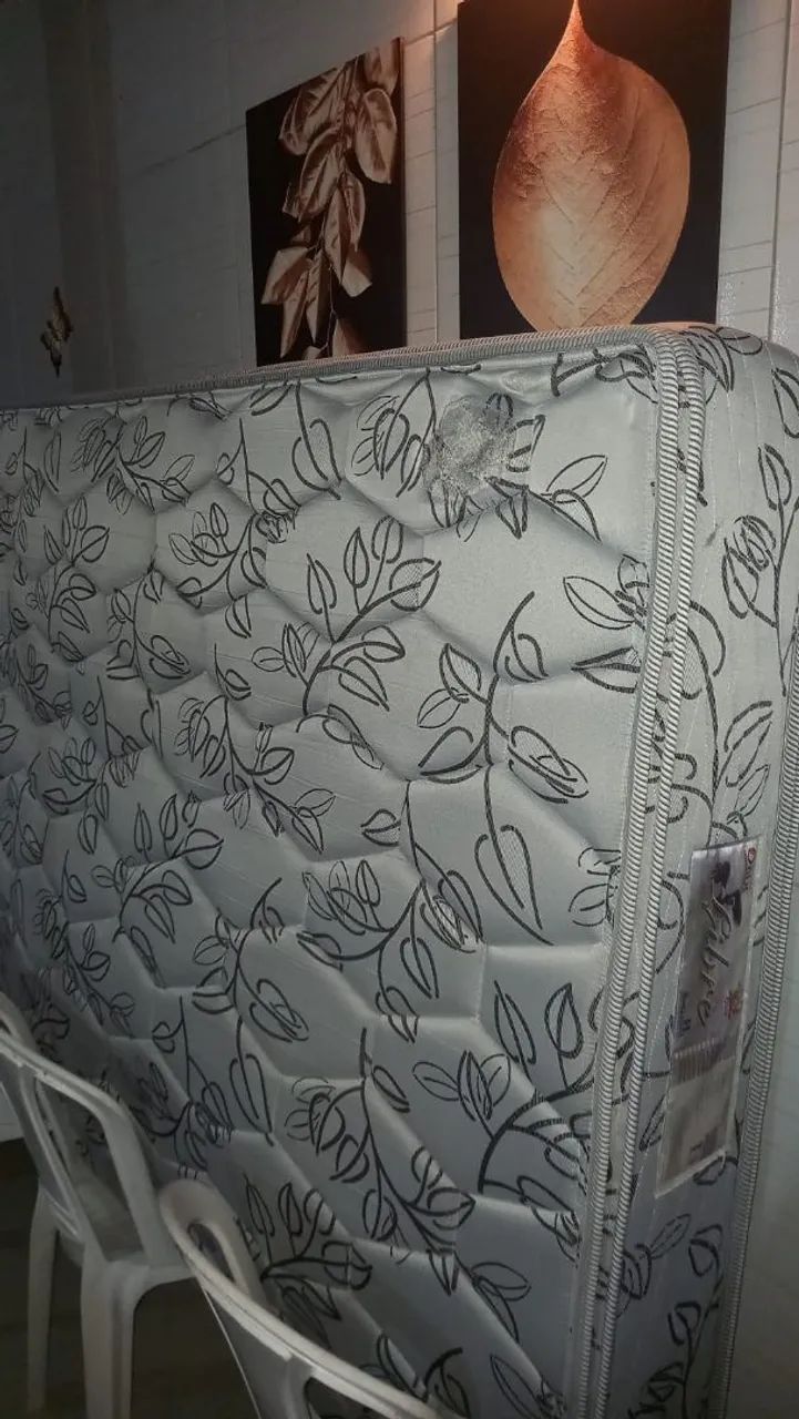 Cama de casal de madeira maciça resistente, com cabeceira e colchão de Onix - Foto 5