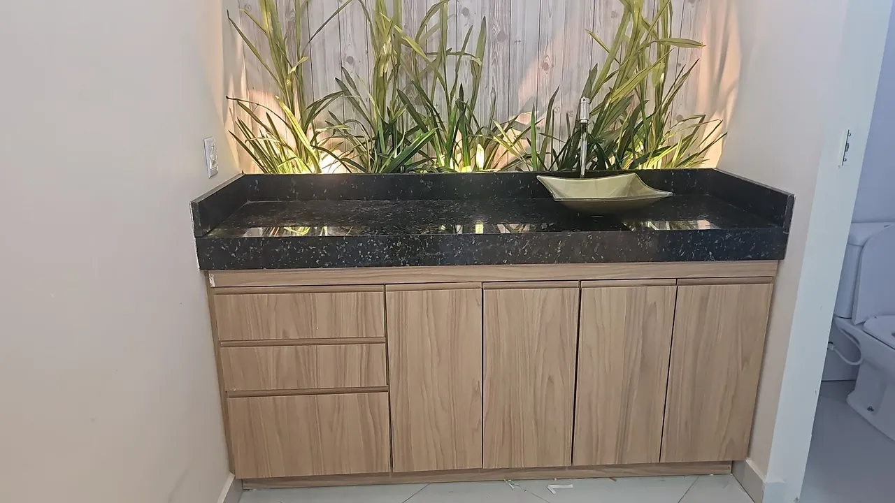 Cuba de banheiro com gabinete e plantas