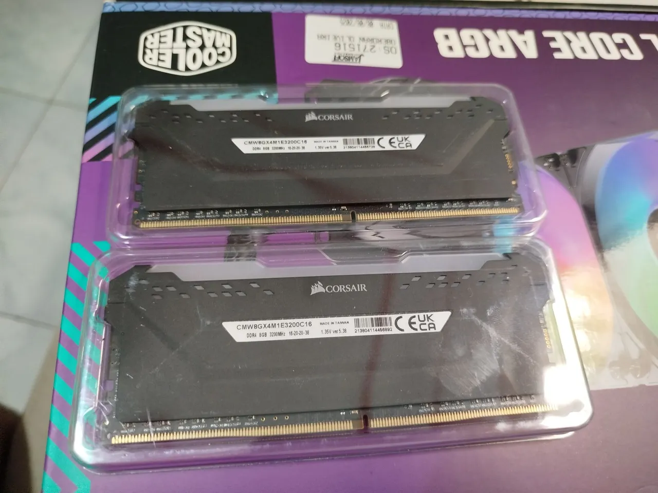 2 Memórias RAM 8GB Corsair Vengeance DDR4 3200MHz