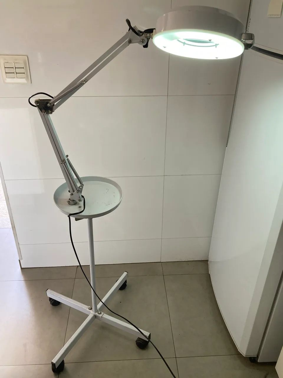 Lupa de tripé com iluminação  - Foto 3