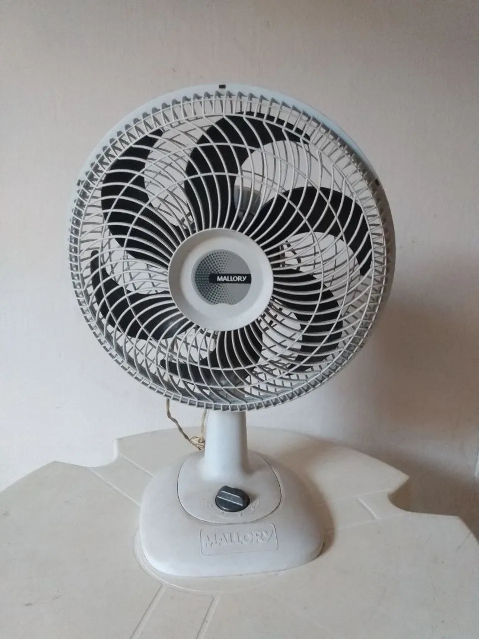 Vendo 3 Ventiladores de Mesa (COM  DEFEITO) 