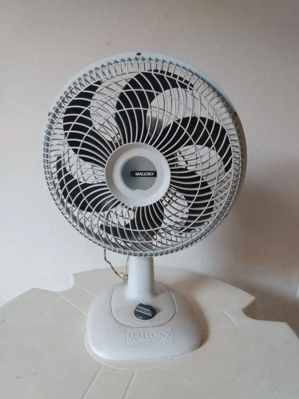 Vendo 3 Ventiladores de Mesa 1Mallory e 2 mondial DEFEITO
