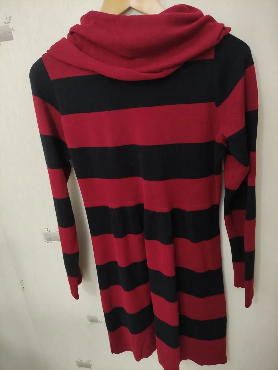 Vestido listrado vermelho e preto com gola alta - Foto 2