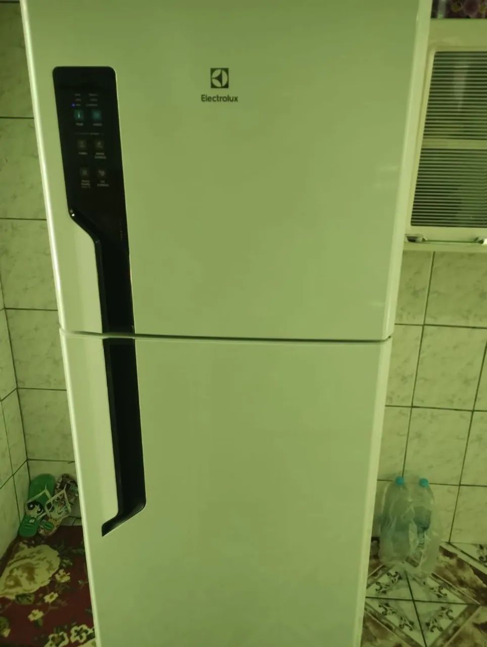 Vendo geladeira semi nova 