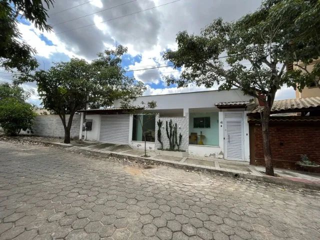 Casa Linda com Ótima Localização - Oportunidade - 3 Quartos