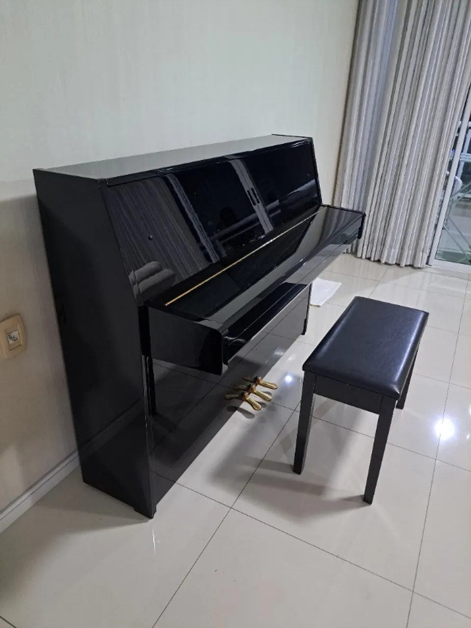 Piano Yamaha JU 109 semi novo acústico preto.