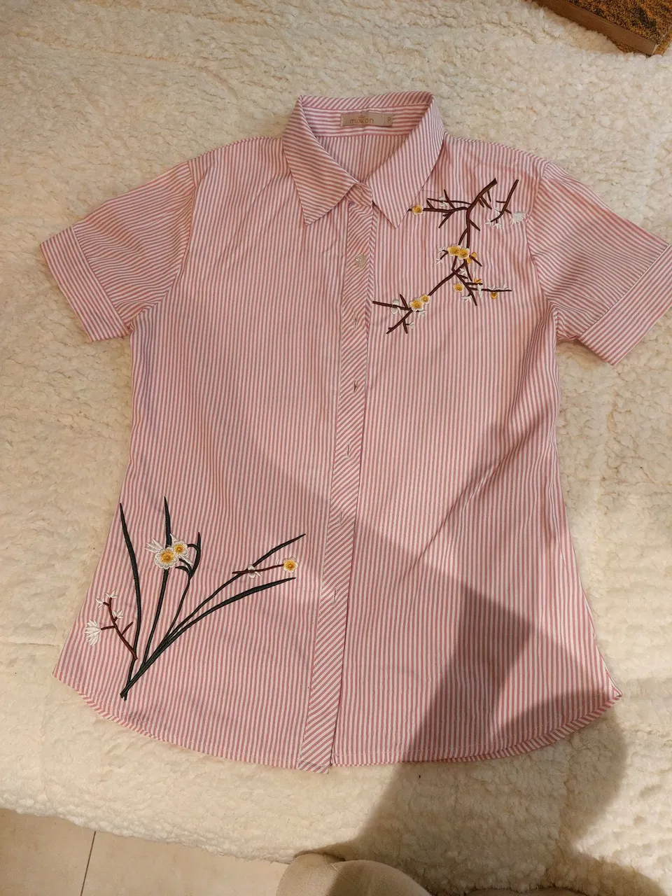 Camisa listrada rosa com bordado floral