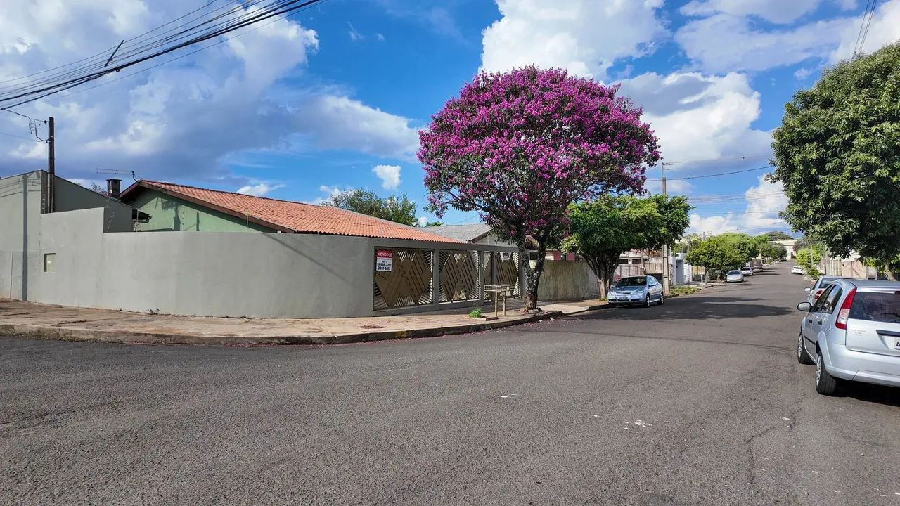 Casa para venda possui 230 metros quadrados com 6 quartos em Antares - Londrina - Paraná