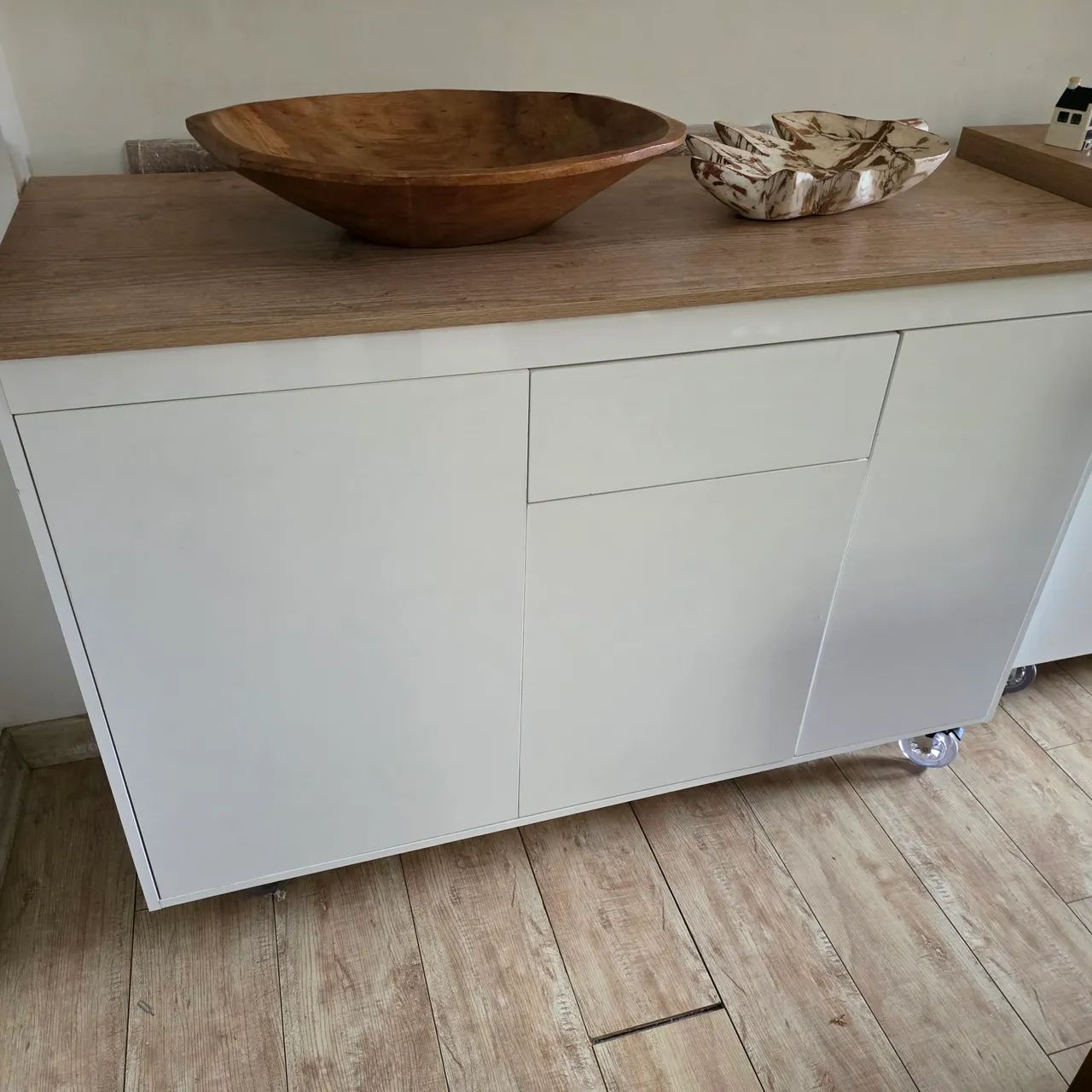 Móvel cômoda aparador sala ou quarto 3 portas 1 gaveta branco amadeirado 