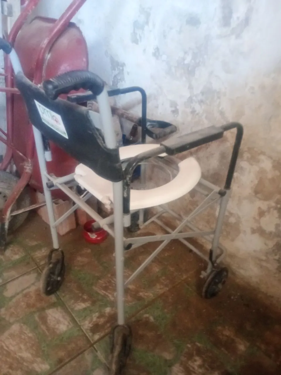 Cadeira com Assento Sanitário para Apoio