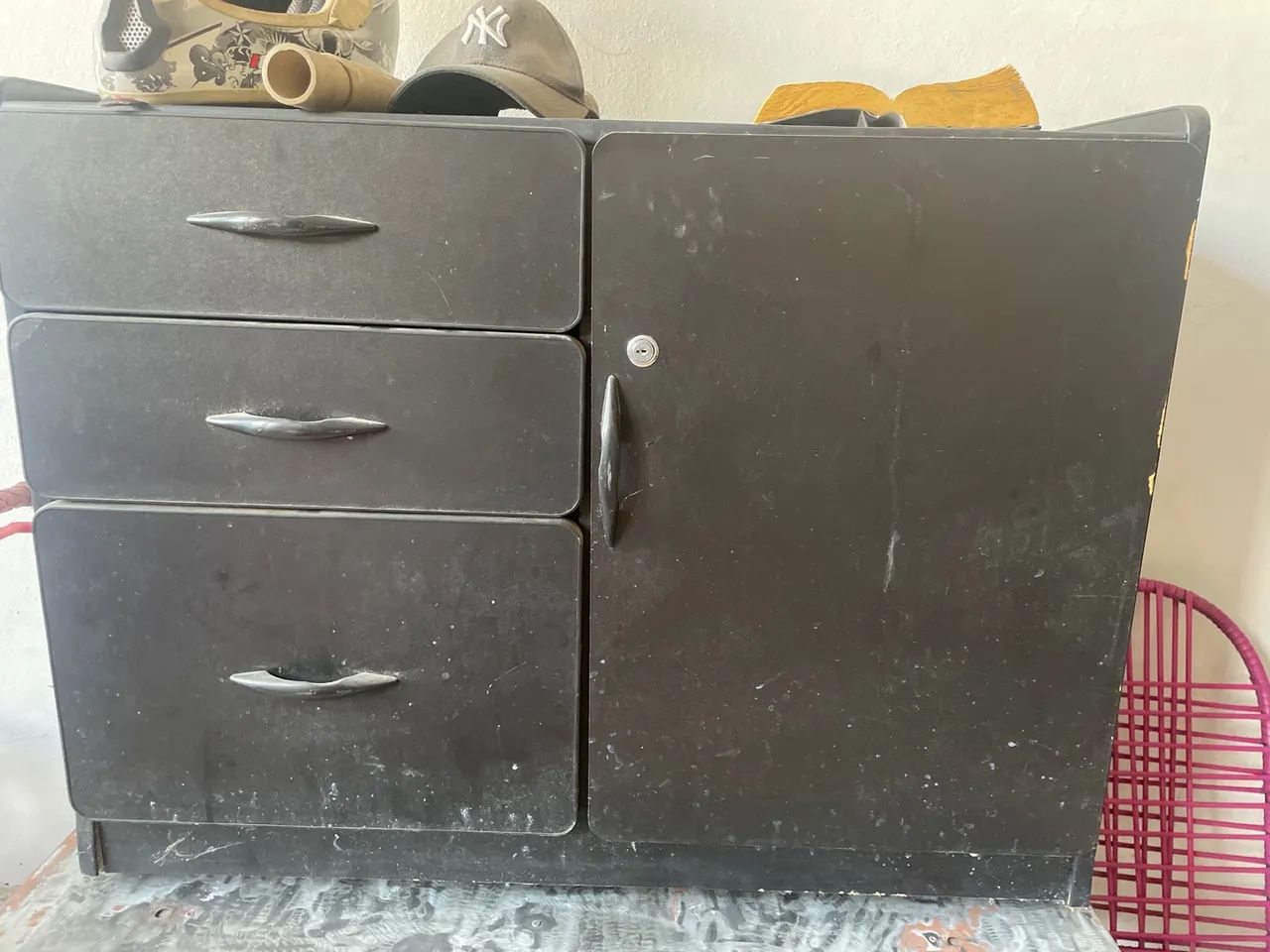Armário de escritório com gavetas e porta