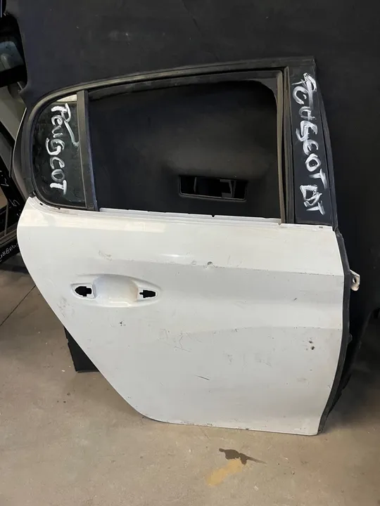 W Porta traseira direita Peugeot 208 2022