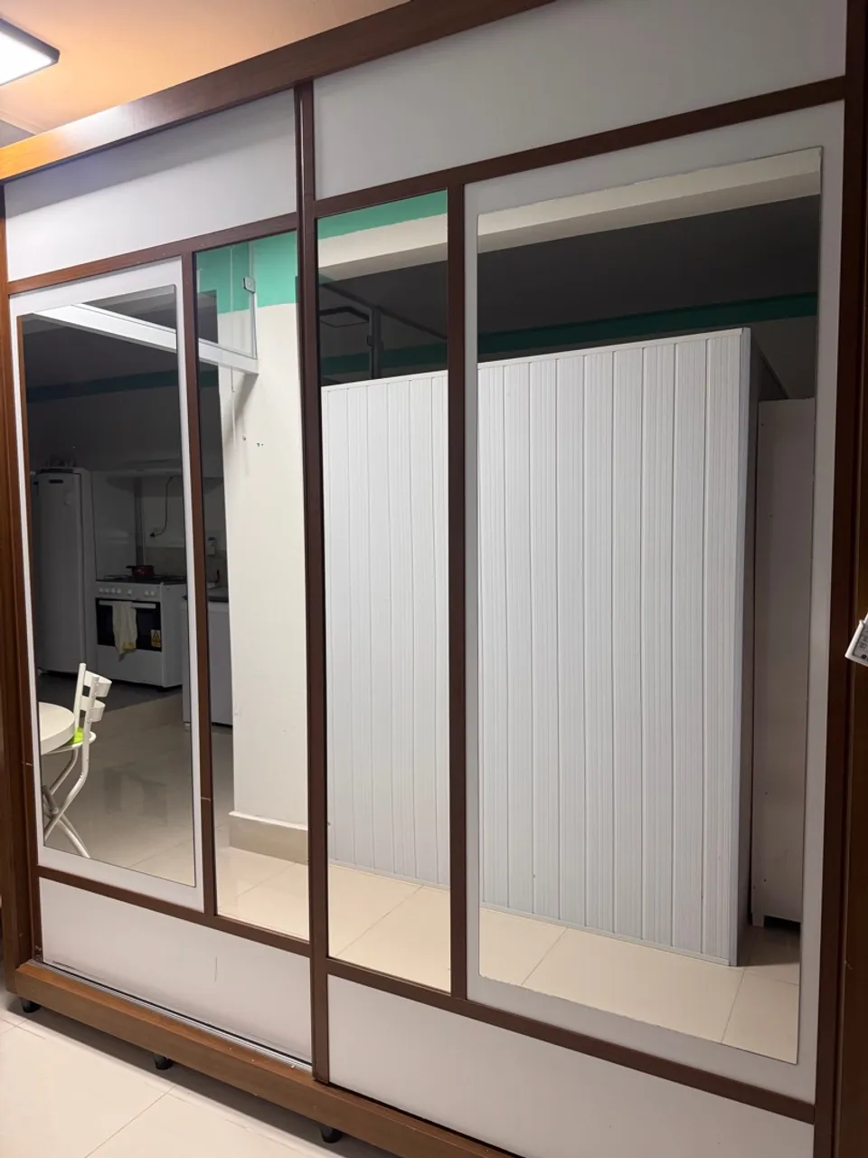Guarda-Roupa de Corrediças com Espelho