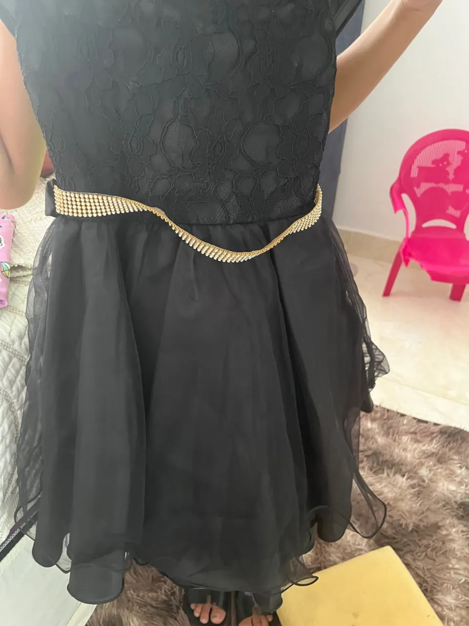 Vestido Preto com Cinto Dourado