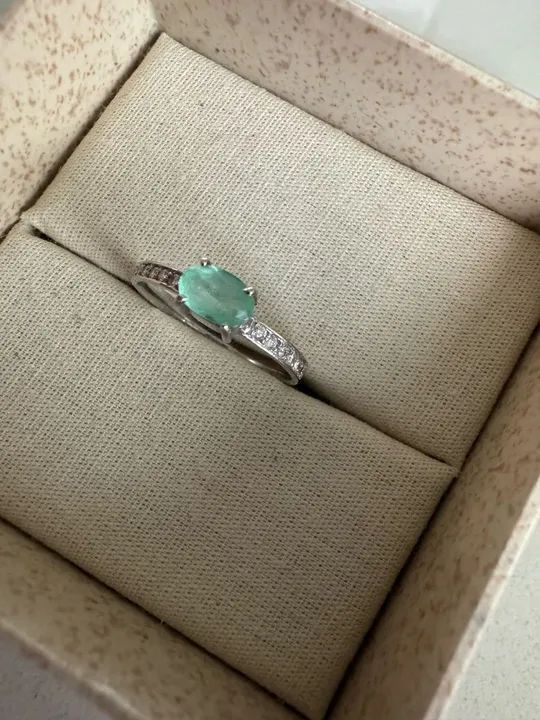Anel esmeralda Oval NOVO com cravejado de brilhantes de diamantes Ouro branco 18K ! - Foto 4