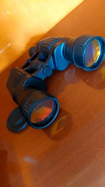 Binóculo alcança até 1km c bússola 