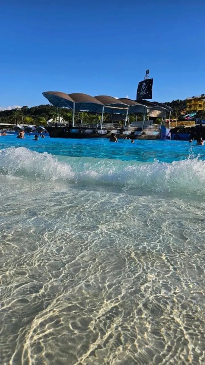 Aquabeat parque aquático com piscina de ondas e toboáguas - Foto 4