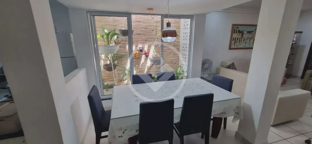 Casa solta nas laterais com 2 pequenos flats - Manaíra