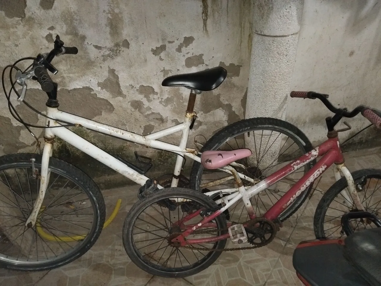 Vendo as duas por 180 estão em ótimo estado .