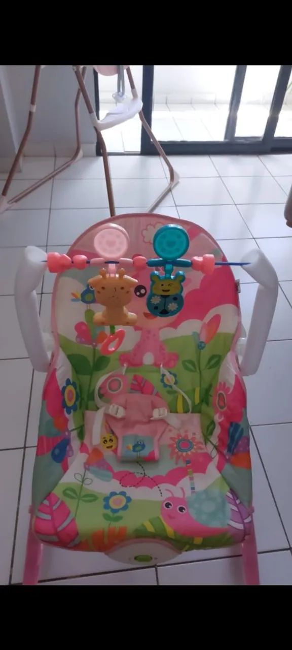 Cadeirinha de balanço para bebê com móbile