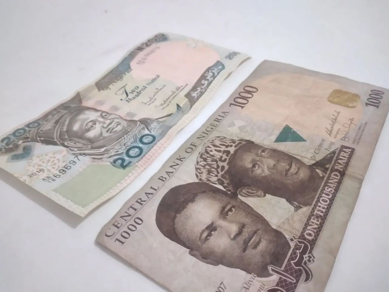 Antigas notas da Nigéria 200 e 1000 Naira - Foto 5