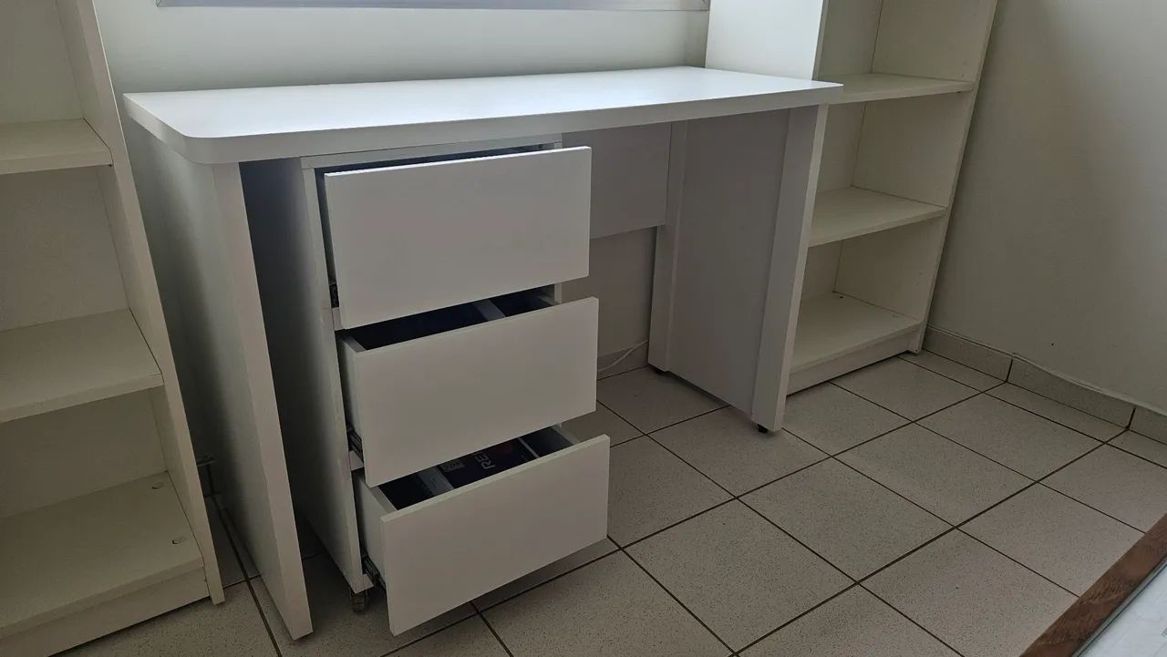 Escrivaninha branca de MDF