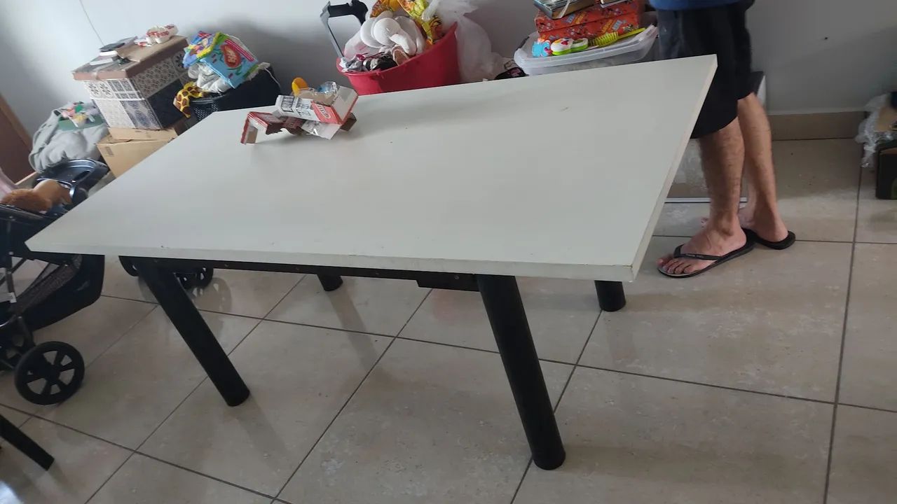 Mesa Multiuso Branca com Pés de Ferro Pretos - Seminova - Foto 3