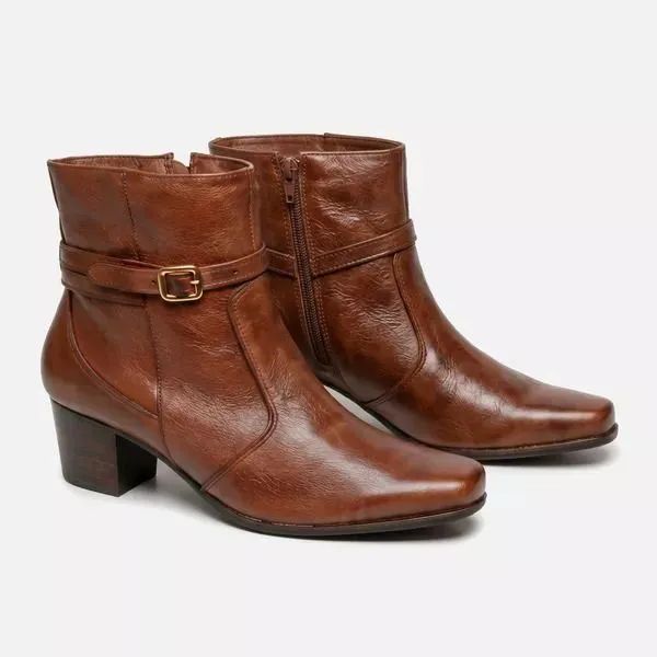 Bota Feminina em Couro e Fivela 