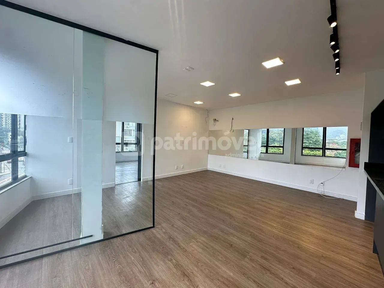 Andar Comercial no bairro Leblon com área de 70m², 1 sala ampla e 1 banheiro, com vista pa